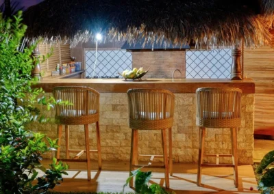 Bar extérieur avec tabourets en osier dans la villa en location à Nosy Be