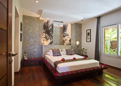 Chambre climatisée tout confort dans la villa Sakina, location idéale à Nosy Be avec piscine et vue sur la nature.