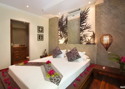 Intérieur raffiné d’une chambre dans la villa Sakina à Nosy Be, location saisonnière pied dans l’eau.