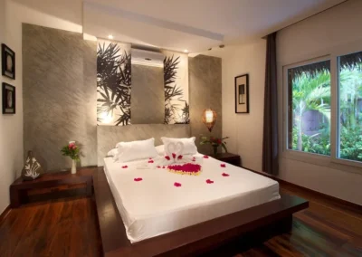 Suite lumineuse avec vue sur la mer, dans la villa Sakina à Nosy Be – location de charme avec accès direct à la plage.