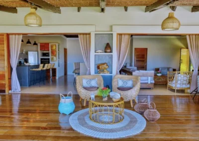 Deux fauteuils avec table basse sous la varangue ombragée de la Villa Sakina