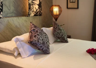 Lit double spacieux dans une chambre décorée avec soin à la villa Sakina, location de villa avec piscine à Nosy Be.