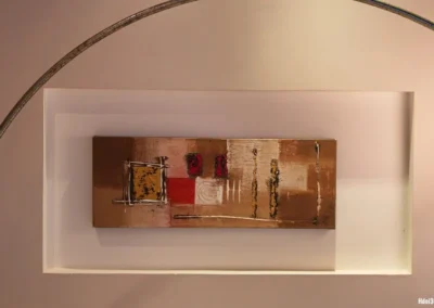 Tableau artistique décorant l’intérieur de la villa Sakina à Nosy Be, une location de standing avec charme.