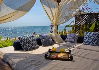 Plateau de fruits frais sur le baldaquin extérieur de la villa Sakina, pour un séjour exotique et relaxant à Nosy Be.