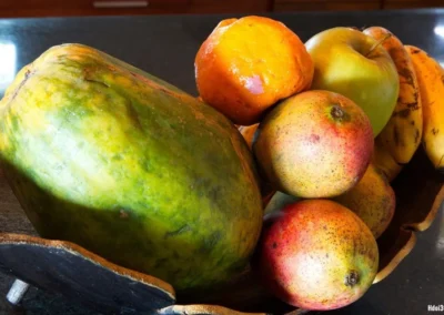 Panier de fruits exotiques offert à la villa Sakina, location de charme à Nosy Be avec prestations sur mesure.