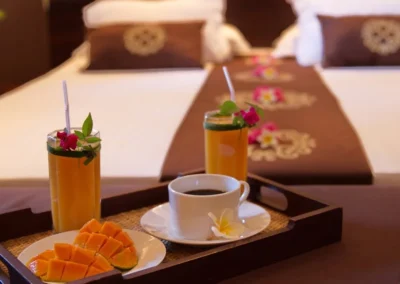 Plateau petit déjeuner au lit dans la villa Sakina, location villa pied dans l’eau à Nosy Be avec prestations hôtelières.
